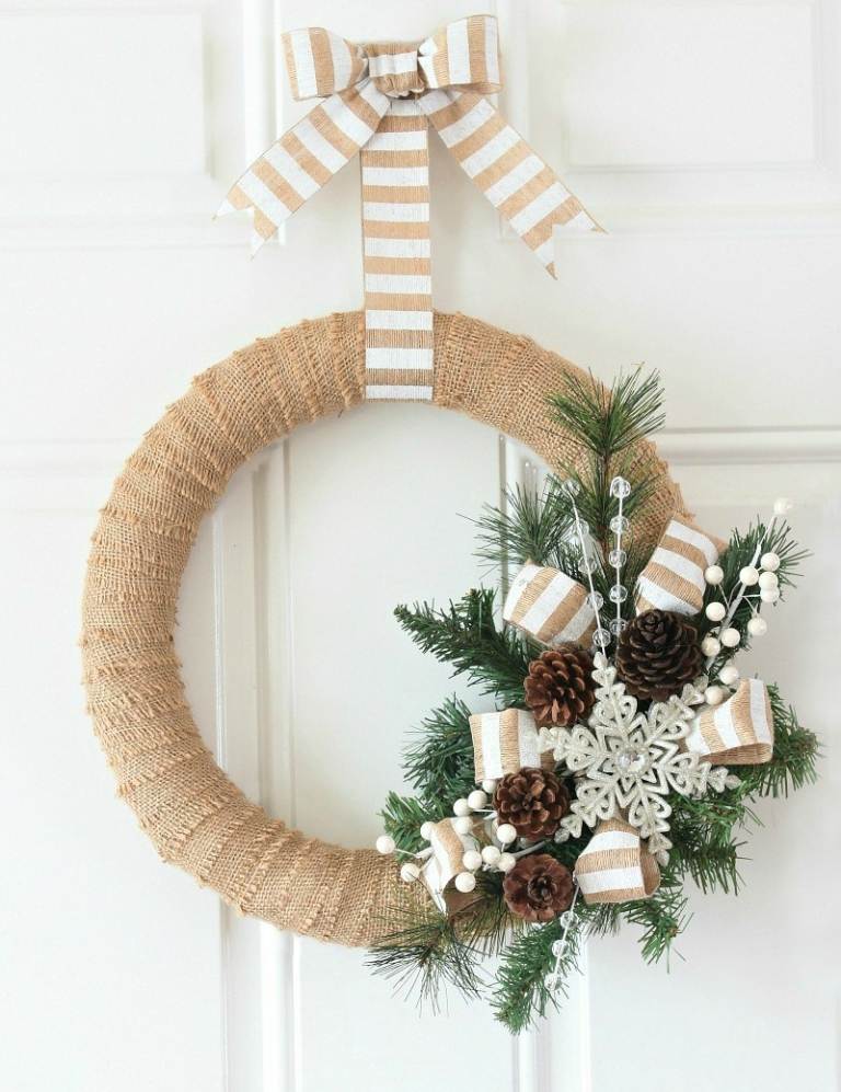 Faceți decorațiuni de Advent și de Crăciun din lenjerie și accesorii de brad decoratiuni de sfarsit si de Craciun tineri fire conuri de pin usa coroana ramuri stea argintie