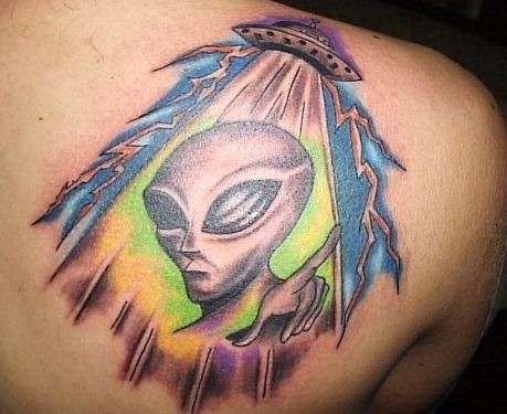 Tatuaggio alieno sul retro per uomo