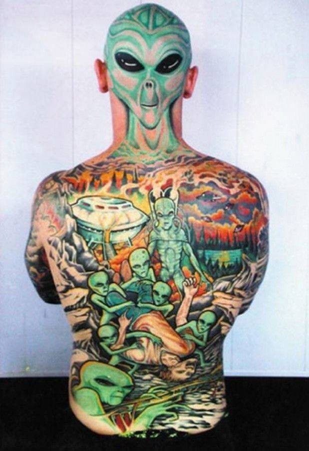 Tatuaggio alieno sul retro