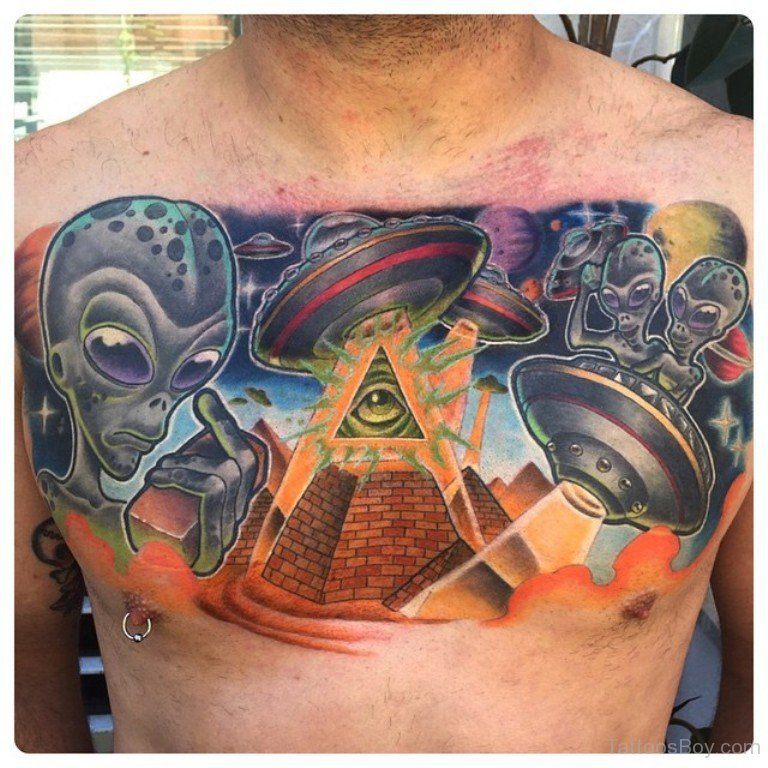 Tatuaggio di astronave aliena sul petto