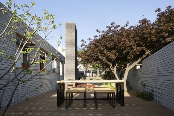 curte zonă de relaxare casă veche renovarea arhitecturii moohoi zonă de relaxare în curte casă veche renovată prin arhitectură moohoi