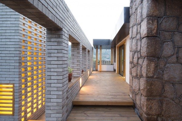 zid de piatră podea din lemn care transformă arhitectura moohoi a casei vechi podea din lemn de perete de piatră care transformă casa veche prin arhitectura moohoi