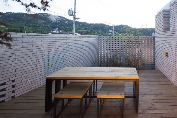 bancă de lemn reconstruind casa veche arhitectură moohoi bancă de lemn care transformă casa veche prin arhitectura moohoi