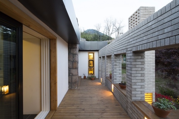 terasă cu ușă glisantă reconstruind arhitectura moohoi a casei vechi terasă cu ușă glisantă care transformă casa veche prin arhitectura moohoi