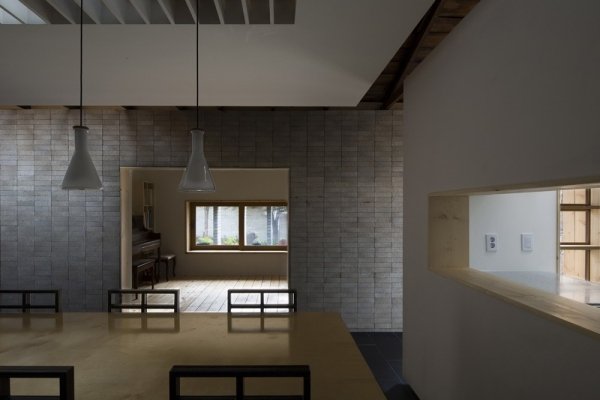 masă masivă masă renovează casa veche arhitectură moohoi masă masivă masă renovează casa veche prin arhitectura moohoi