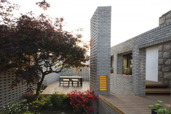 veranda din lemn casa veche renoveaza arhitectura moohoi veranda din lemn casa veche renovata prin arhitectura moohoi