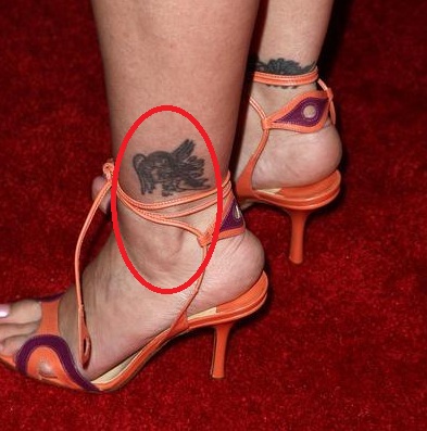 Alyssa Angel com tatuagem de asas