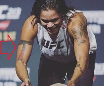 Tetovaža s vrpcom desne ruke Amanda Nunes
