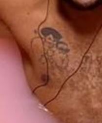 Amin tetovaža na prsima