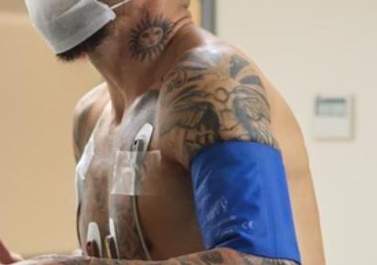 Andrés Jesus Cristo na tatuagem da crucificação