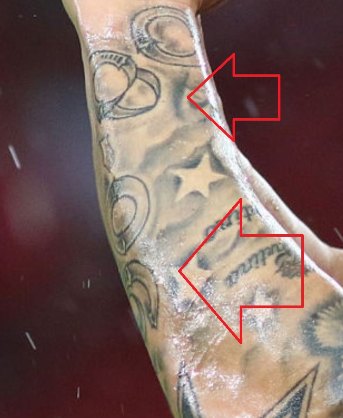 Andrés deixou tinta no antebraço