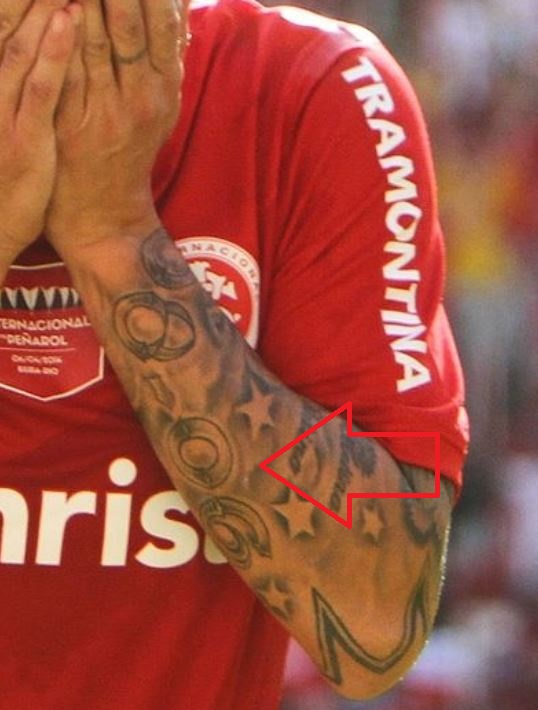 Tatuagem de andres no antebraço esquerdo