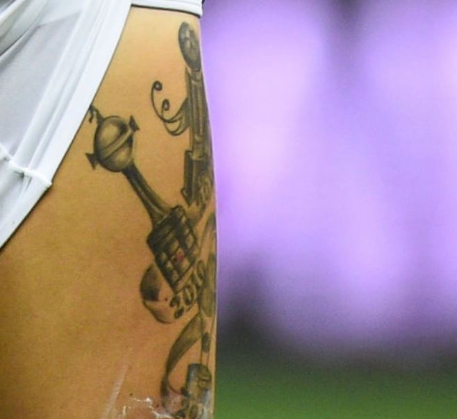 Tatuagem de andres na coxa esquerda