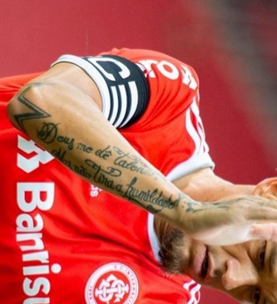 Andres escrevendo no braço direito