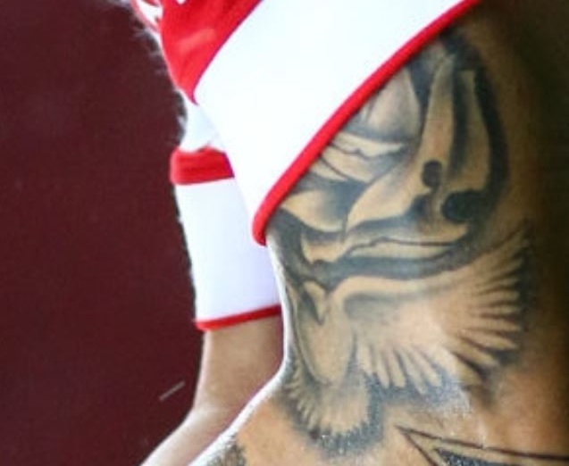 Tatuagem de pássaro e rosa de Andrés