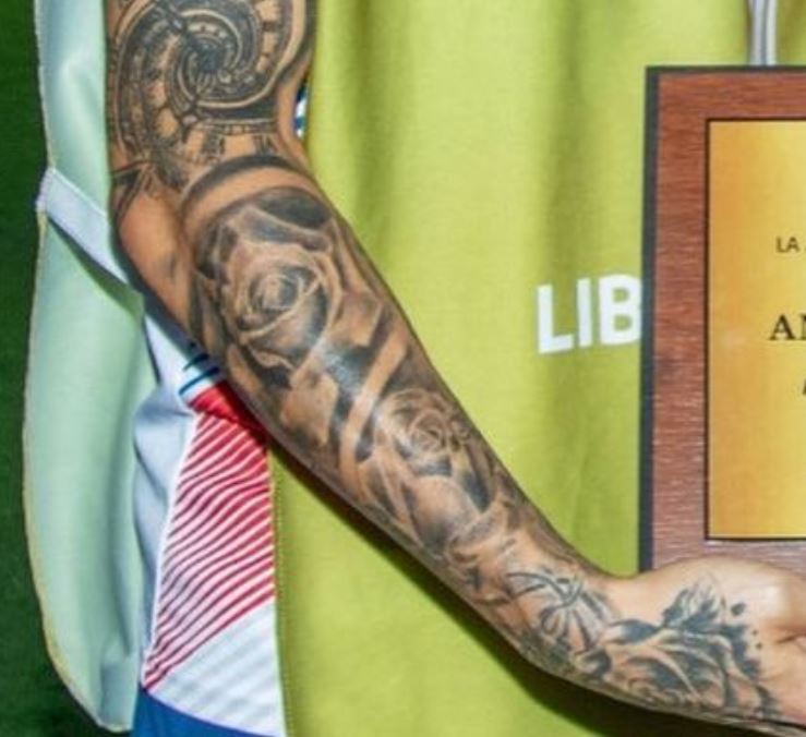 Andrés relógio e tatuagem de rosas