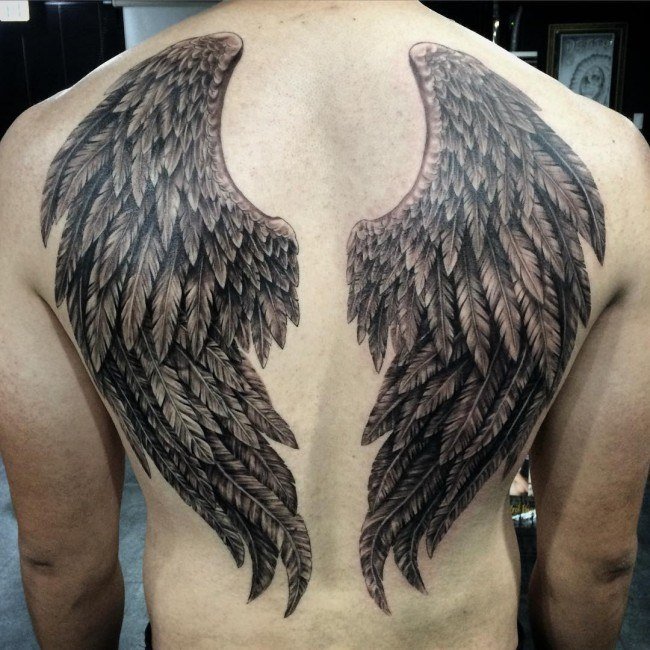 背中の男性のための翼の羽のタトゥー