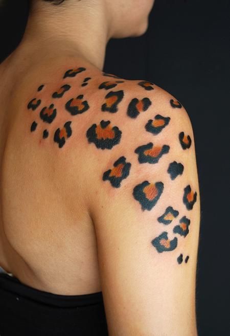 Tatuaggio con stampa ghepardo sulla spalla per donna