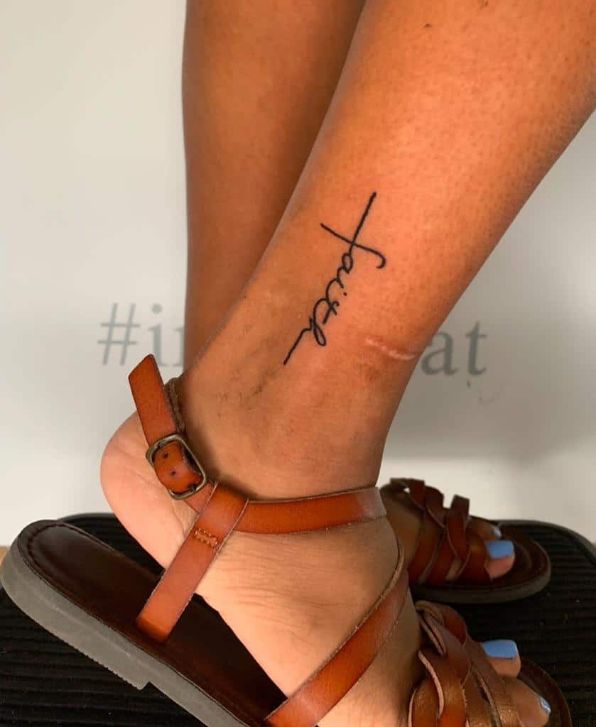 Tetovaža vere na nogi
