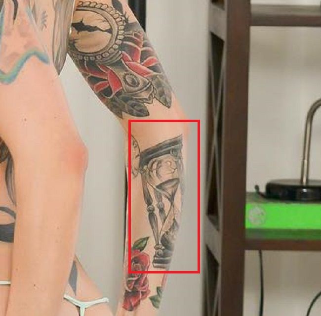 Anna Bell Peaks-tetovaža peščenih ur