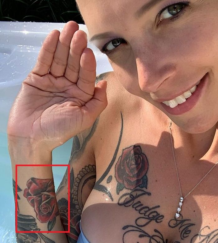 Anna Bell-Rose-tetovaža-zapestje