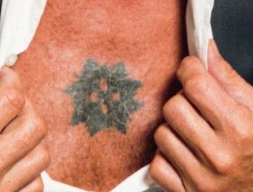 Anthony tetovaža na prsih