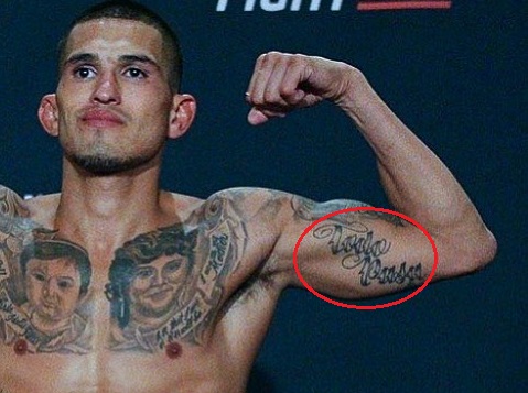 Anthonny Pettitis kairės rankos Todo Paasa tatuiruotė