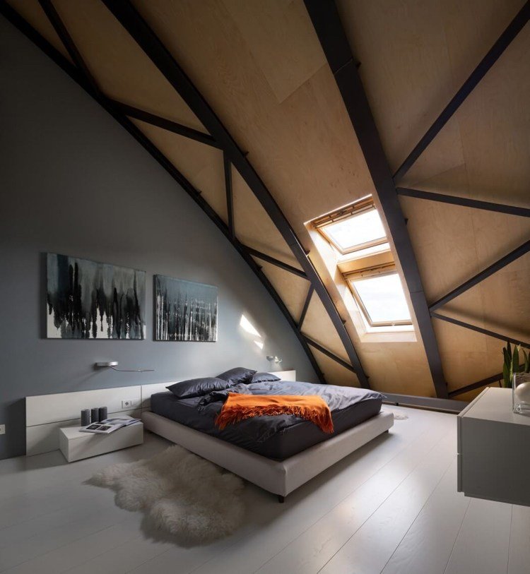 dormitor modern - podea de scândură albă, culoare antracit, lambriuri din tavan din placaj și grinzi de oțel culoare-antracit-apartament-modern-mansardă-dormitor-podea-covor-alb-din-blană