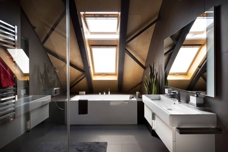 Baie cu cadă și duș în culoare antracit și alb antracit-culoare-modern-mansardă-apartament-baie-cadă-luminator-duș-perete de sticlă