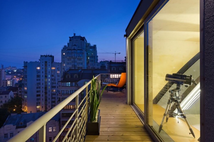 Terasă pe acoperiș cu o priveliște minunată asupra orașului culoare antracit-apartament-mansarda-moderna-terasa-vedere-fereastra-format-mare