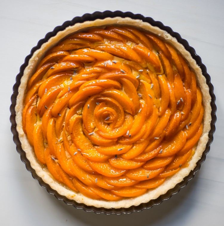 Rețetă cu tartă de caise pentru o prăjitură rapidă de caise cu lavandă