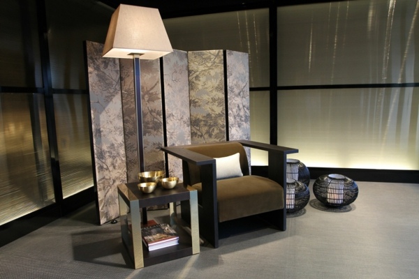 Interiorul dulapului oriental de lux Interiorul dulapului oriental de lux