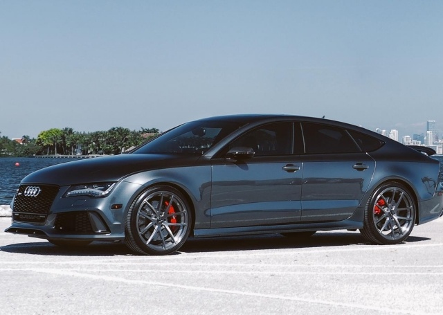 Elegant și rapid - mașina nobilimii Imagine Audi-RS7-metalică-îndepărtată