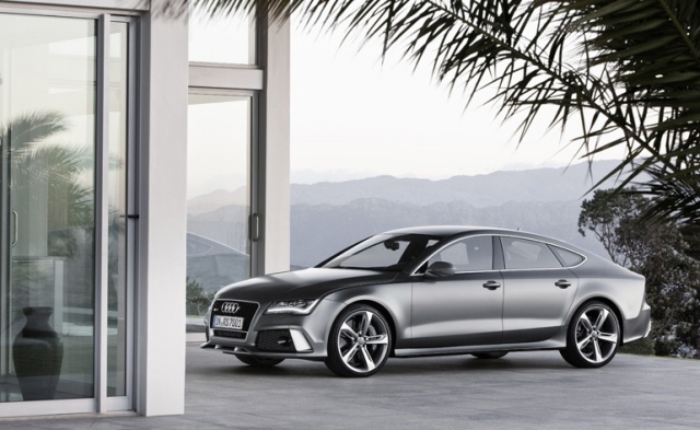 Partea stângă de culoare gri deschis, cu faruri și jante Audi-rs7-verde-metalic-afară-departe