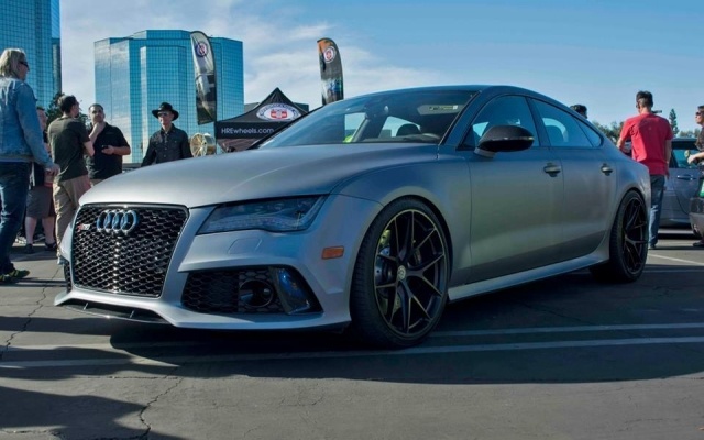 Vedere futuristă cu tunning expoziție-audi-rs7-anvelope-laterale-față