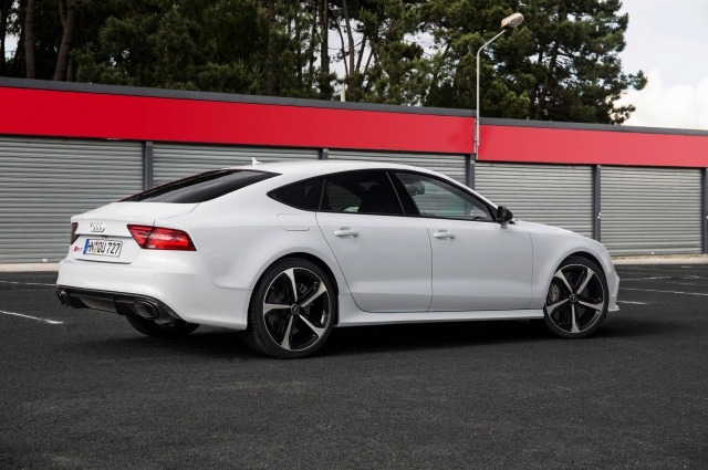 Versiune albă - partea din spate și dreapta 2014-audi-rs7-spate-dreapta-lateral