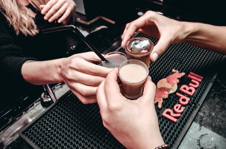Fotografiile cu cafea beau idei de petrecere de revelion pentru adulți