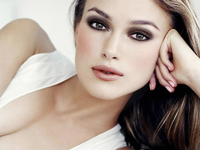 Machiajul ochilor Smokey Eyes Keyra Knightley Smokey eyes make-up tip rochie albă