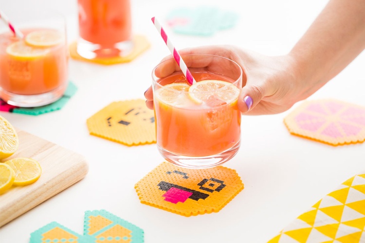 Faceți cocktail-uri de vară din sticlă emoji din mărgele de fier