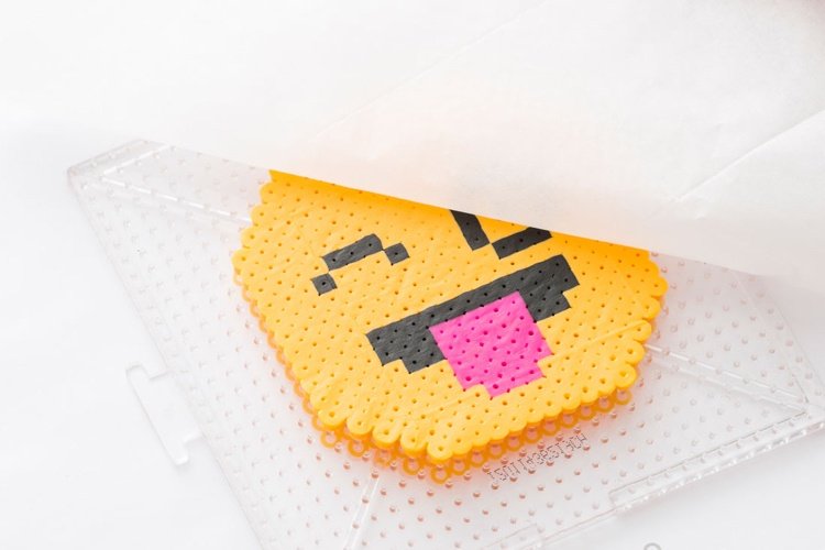 Fuzionați mărgele care încearcă rezultatul galben al feței emoji