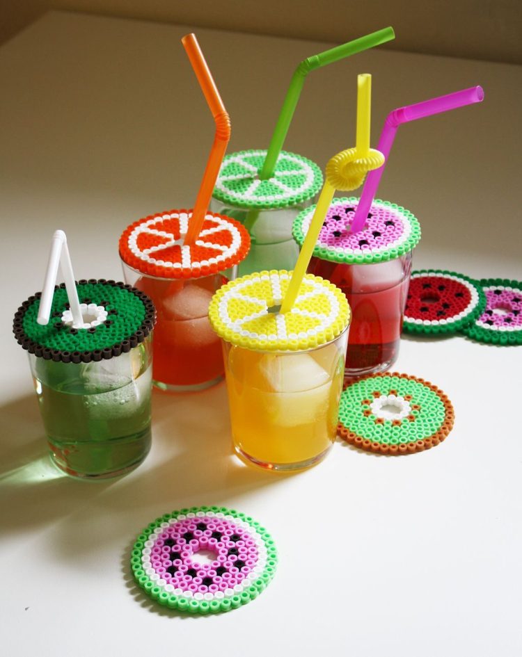 Faceți fructe-lămâie-sticlă-acoperire-paie-deschidere din mărgele de fier