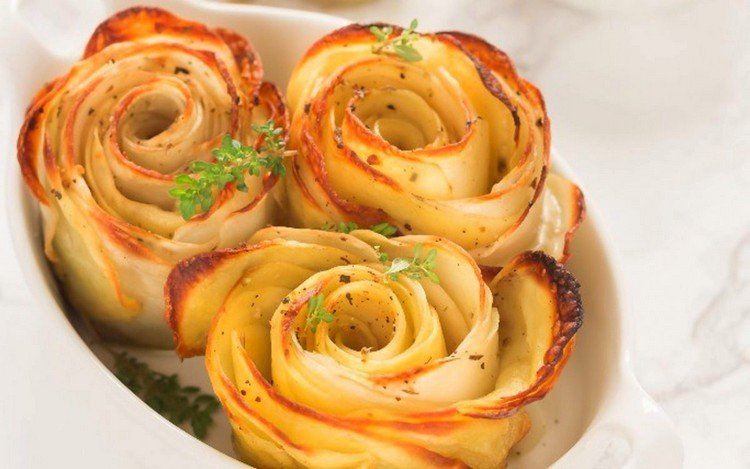 Coaceți trandafiri delicioși de cartofi într-o formă de brioșe rețete-neobișnuite-copt-cartofi-trandafiri-cuptor-garnitură-drăguță