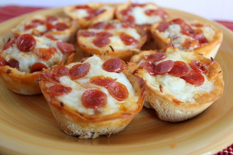 Coaceți pizza ca mâncare degetelor sub formă de brioșă rețete-neobișnuite-mini-pizze-copioase-brioșe-sub formă de-salam