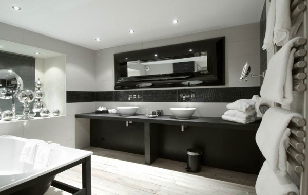 Gresie baie crocotile margine negru Gresie baie perete relief negru