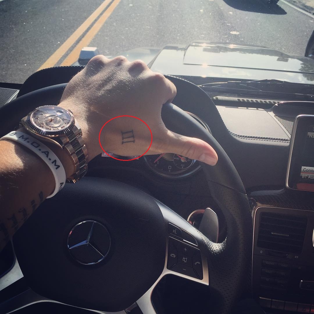 Tatouage en chiffres romains main gauche d'Austin Rivers