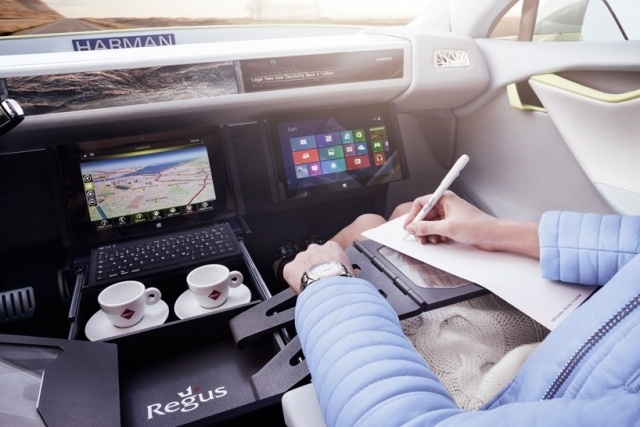 rinspeed XchangE conducând autonom navigând pe biroul de masă pliant rinspeed XchangE conducând autonom navigând pe internet birou de masă pliabilă