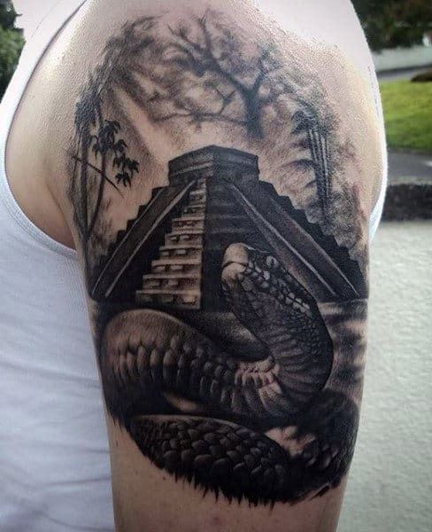Audace tatuaggio serpente azteco nero