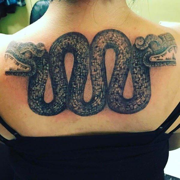 Aztec Snake Tattoo sul retro per le donne