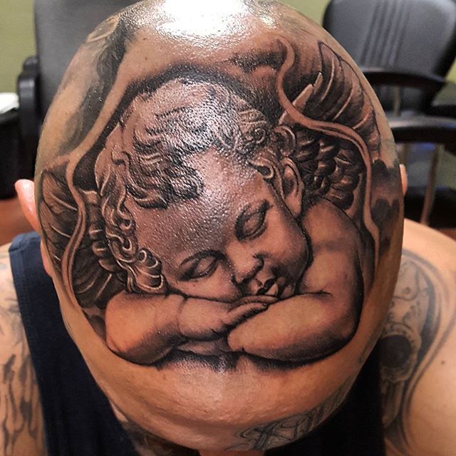 Baby Angel Tattoo pour hommes sur la tête