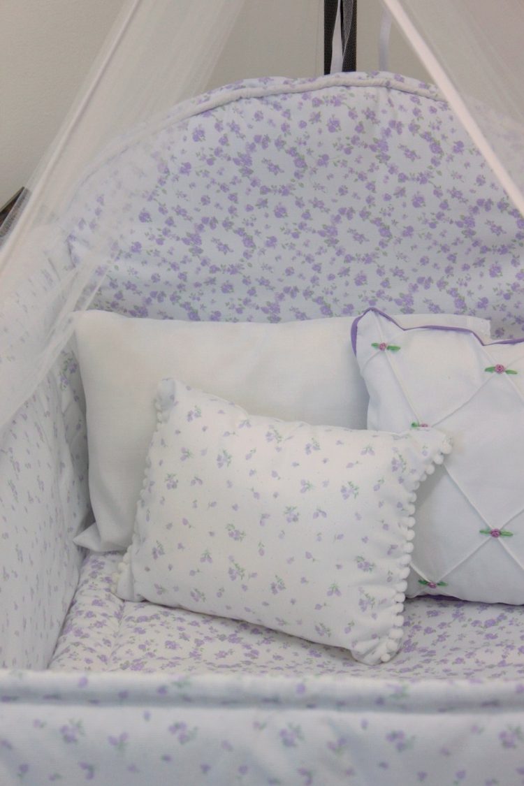 Lenjerie de pat pentru bebelusi cu modele florale Model-liliac-boem-cu-sărutări